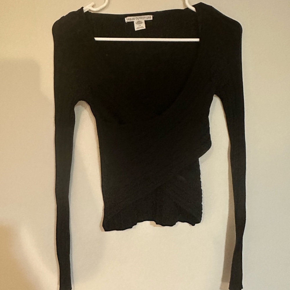 Classic Black Long Sleeve Tee with Soft Fabric and Relaxed Fit